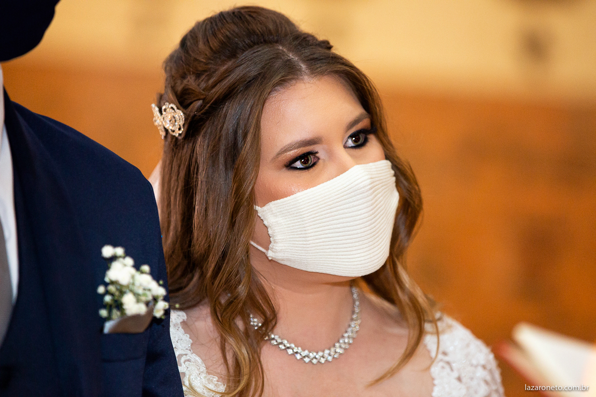 noiva é fotografada na a capela de botucatu