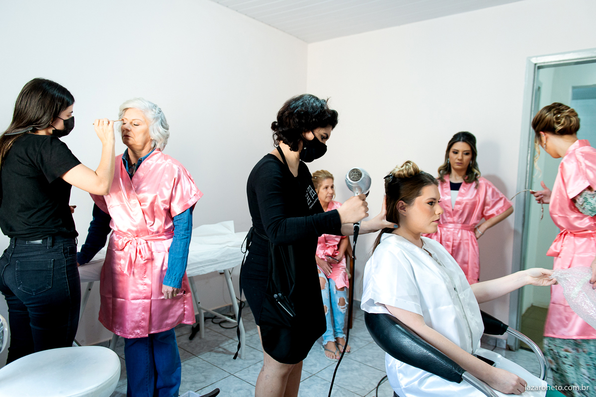 Noiva e madrinhas se arrumam para casamento em Botucatu