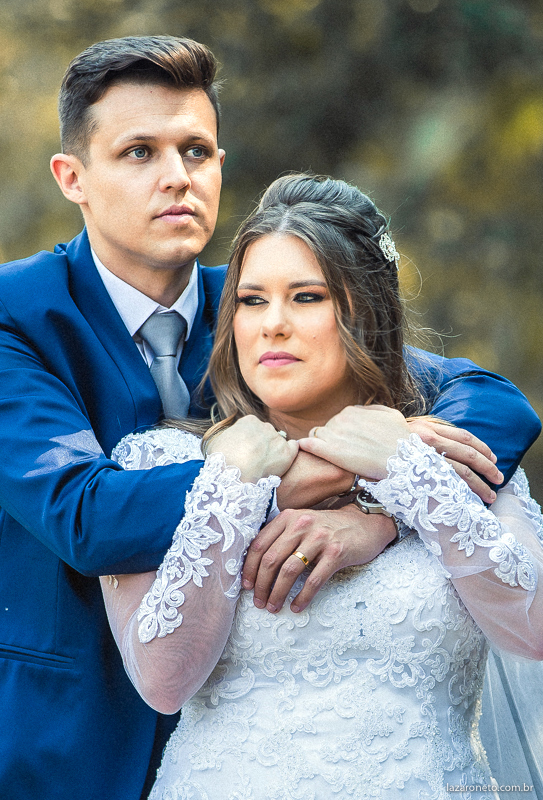 casal apaixonado tirando foto em botucatu
