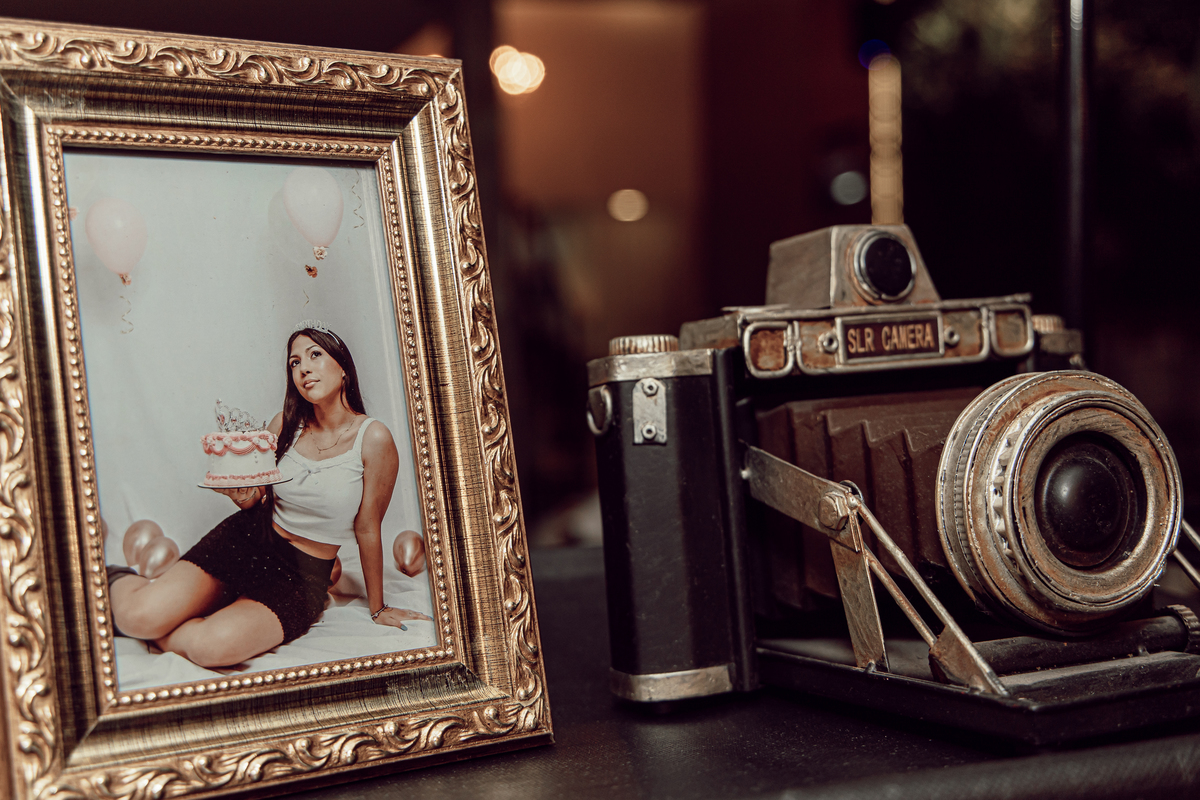 Na festa da Julia foi usado as fotos que foram feitas no estúdio. O ensaio pré festa rendeu lindamente para decoração do grande dia.
