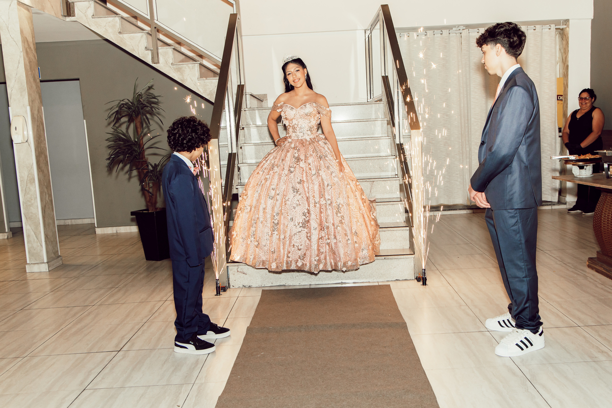 Os irmãos receberam a irmã para a valsa.
