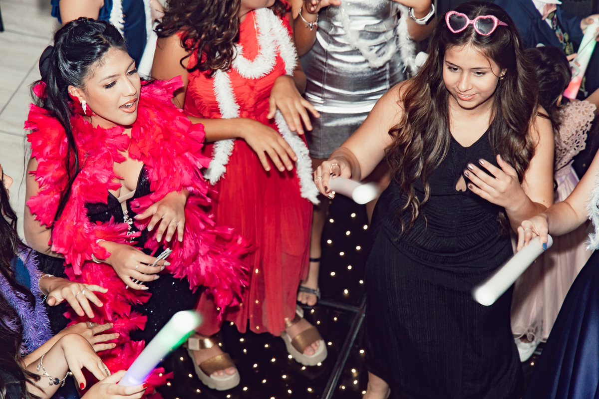 A balada é momento de largar o salto e a coroa e extravasar para aproveitar com família a amigos.