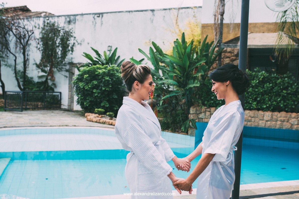 momento com a m&atilde;e da noiva antes do casamento