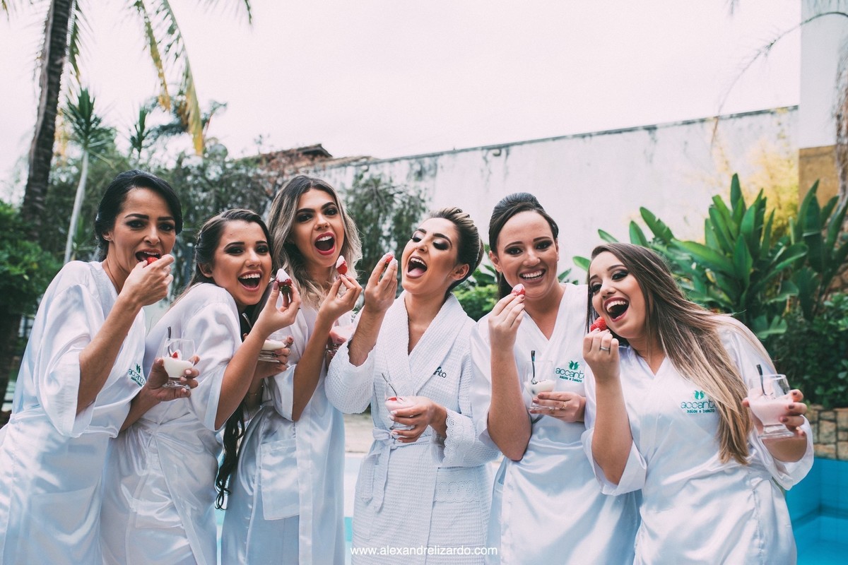 noiva comendo morango com as madrinhas