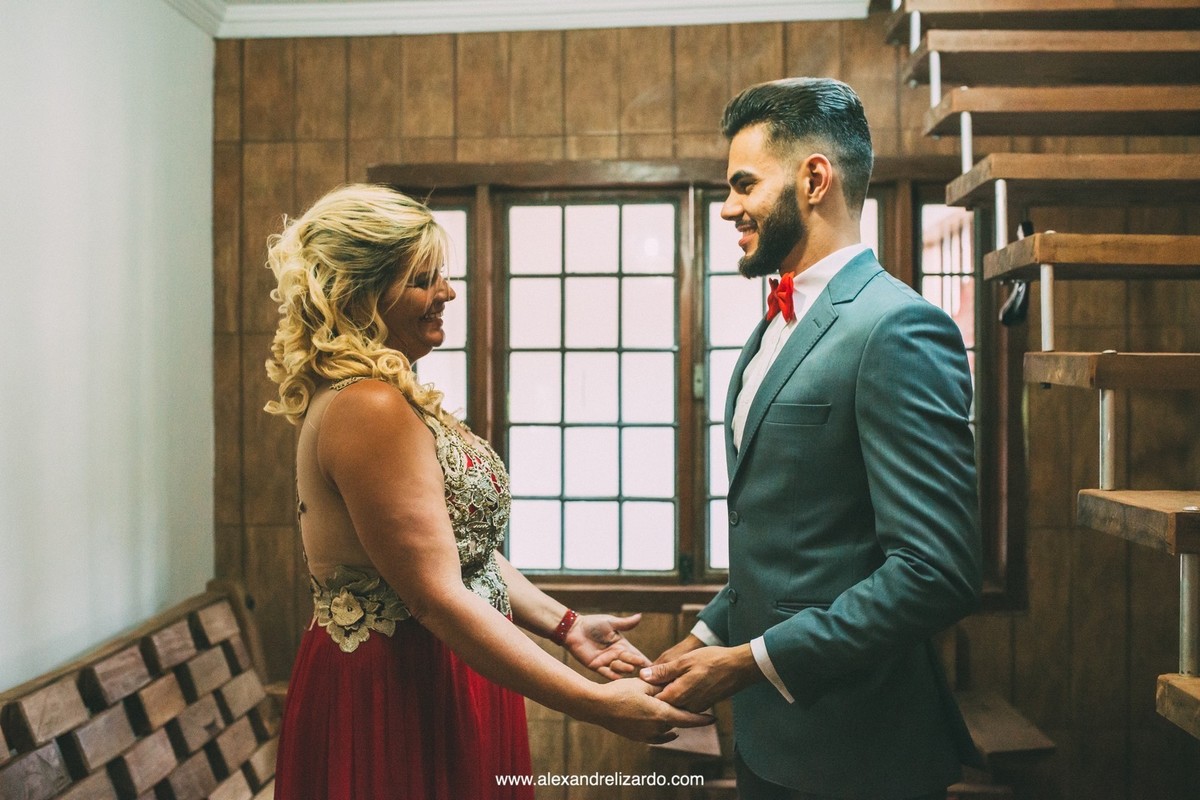 noivo arrumando para o casamento