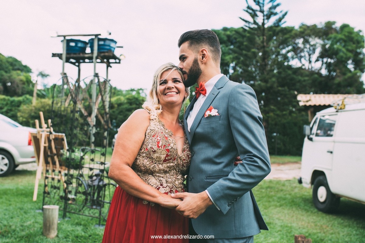 m&atilde;e do noivo com o noivo