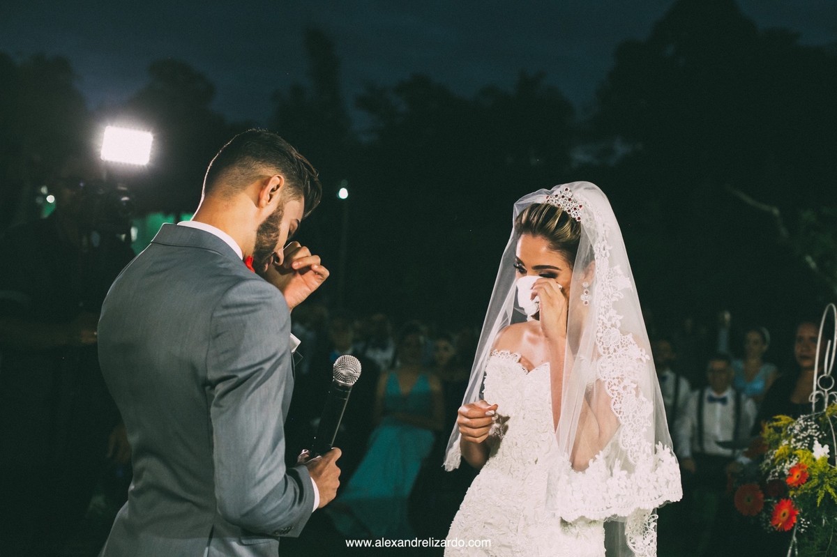 casal chorando no altar do casamento