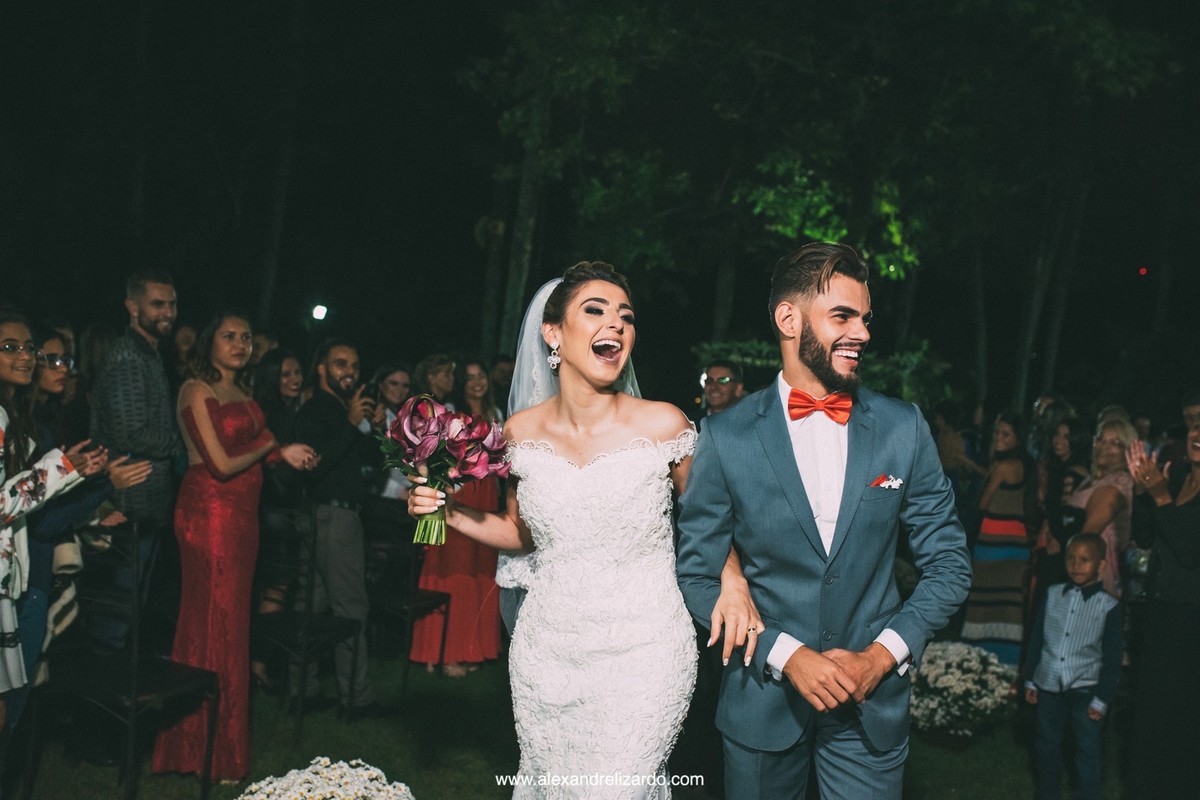 sa&iacute;da dos noivos