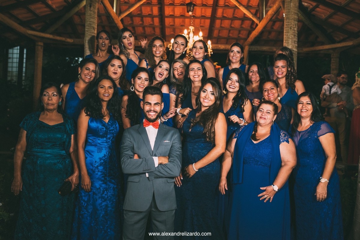 foto do noivo com as madrinhas