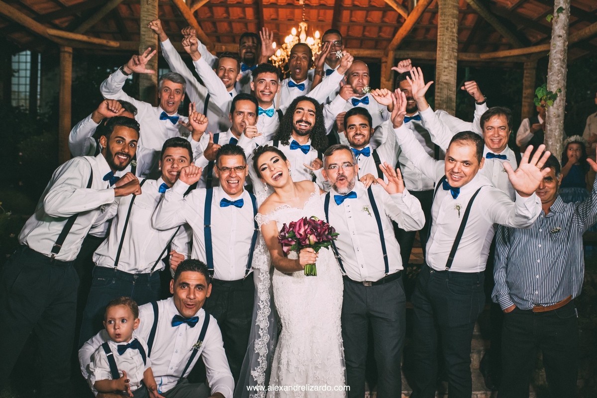 foto da noiva com os padrinhos