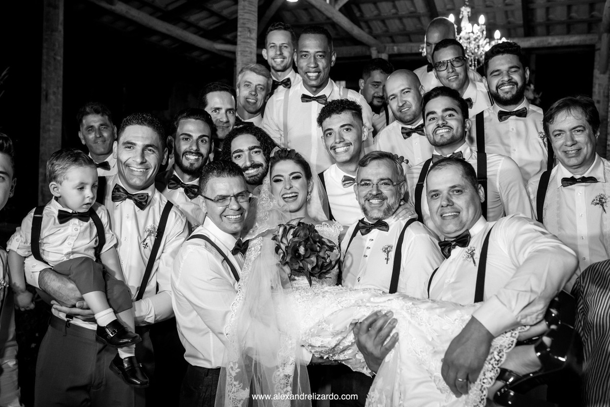 foto da noiva com os padrinhos