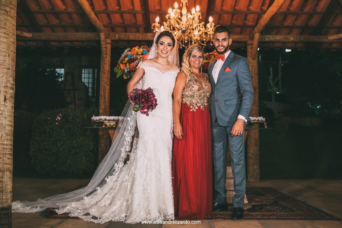 m&atilde;e do noivo com o casal