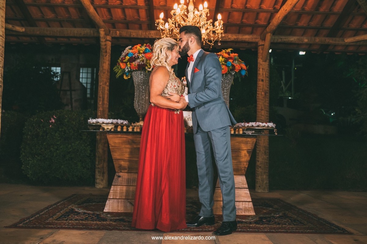 m&atilde;e do noivo com o noivo