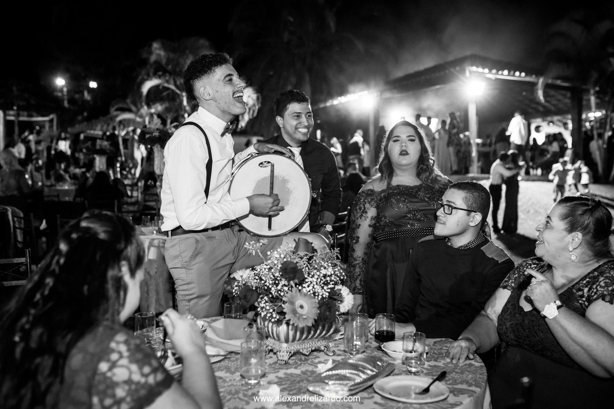 corte de gravata em casamento