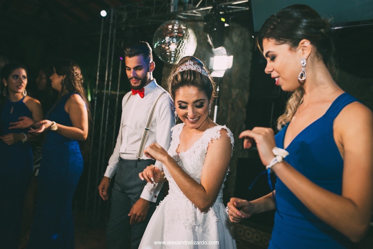 noiva dan&ccedil;ando funk