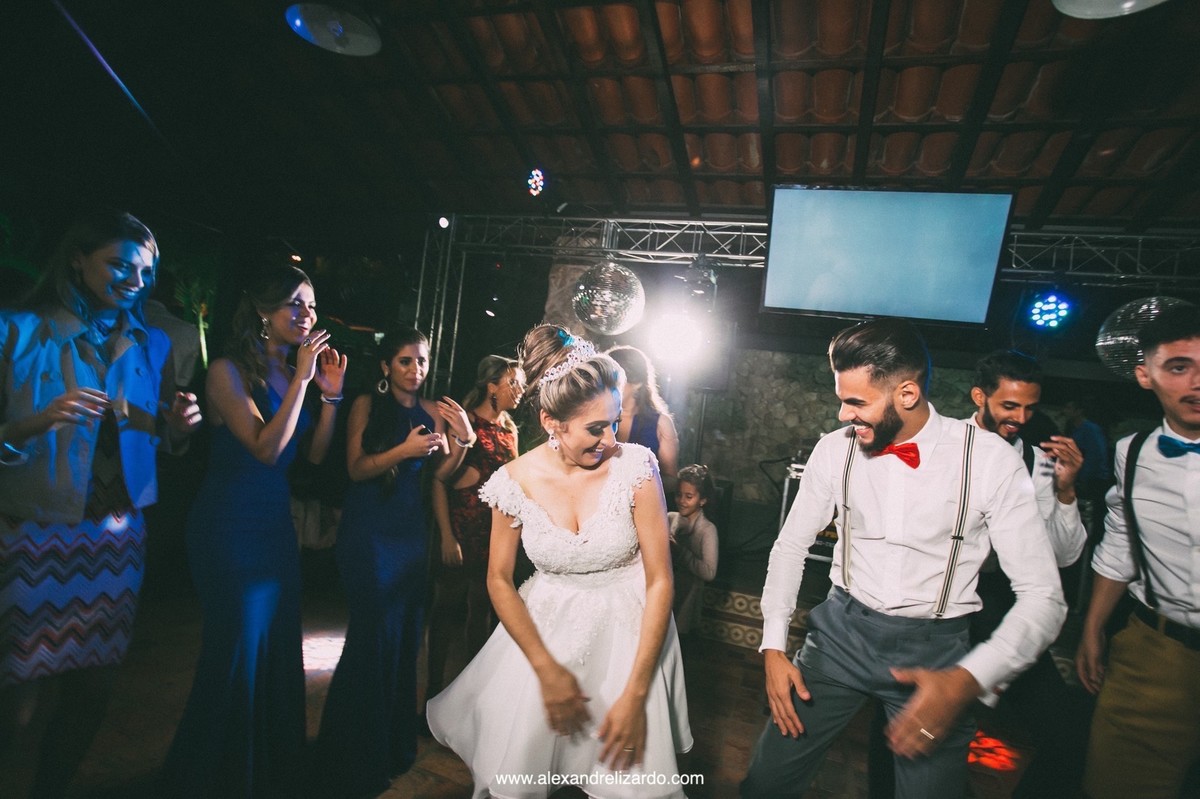 duelo de passinho dos noivos com os padrinhos e madrinhas