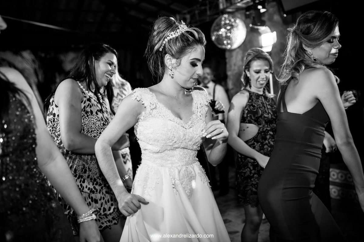 noiva dan&ccedil;ando muito