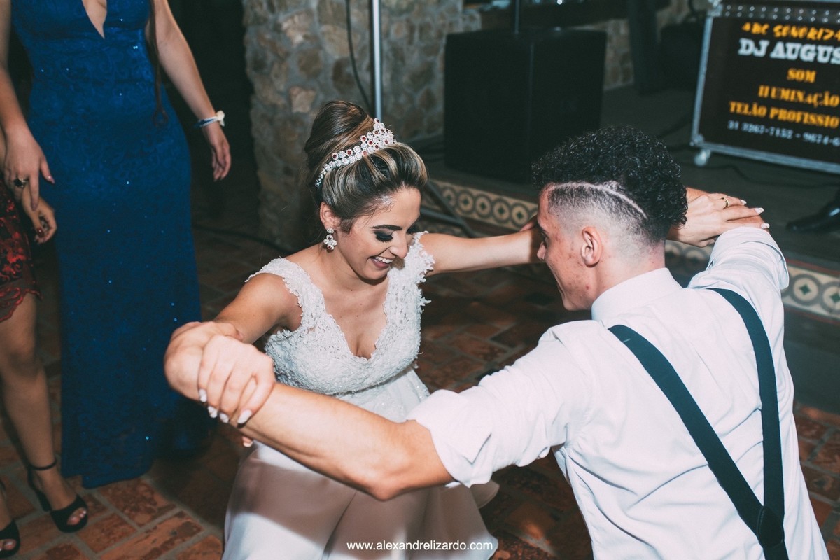 noiva dan&ccedil;ando em casamento