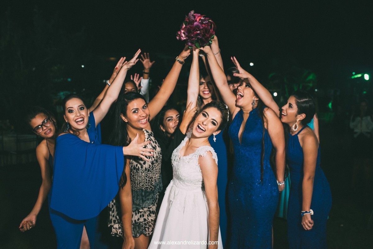 madrinhas querendo pegar o buque da noiva