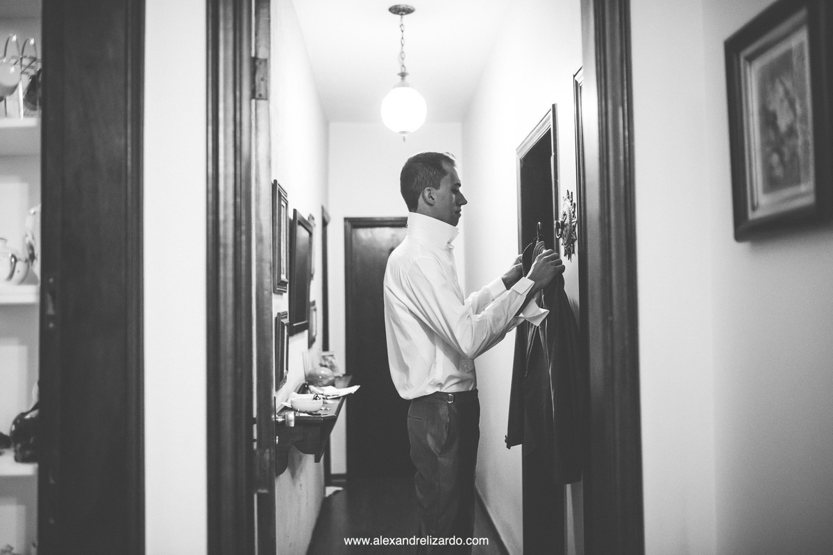 noivo se arrumando