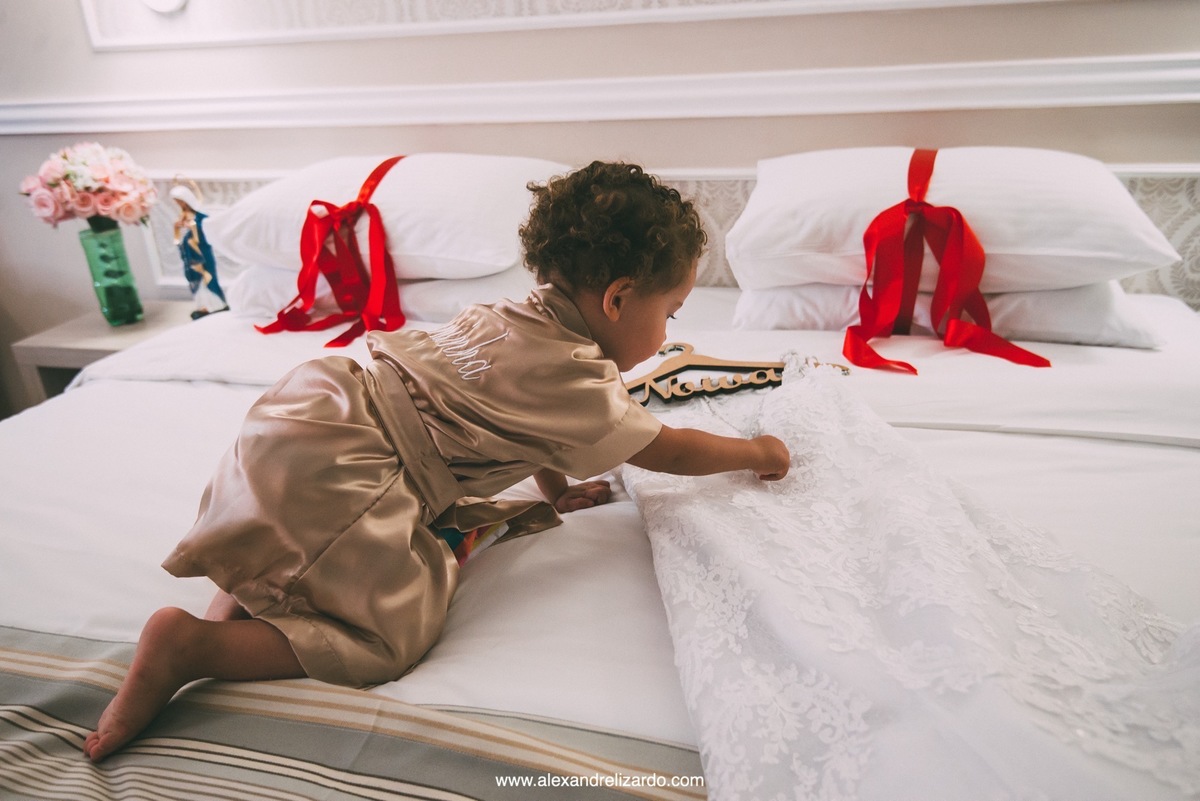 daminha com vestido da noiva