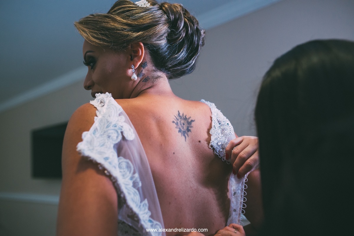 noiva vestindo o vestido