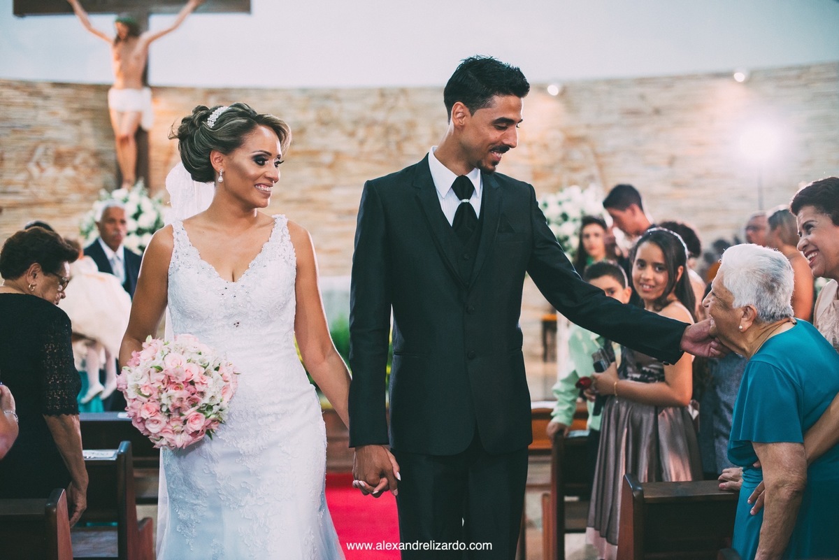 saída dos noivos na cerimonia