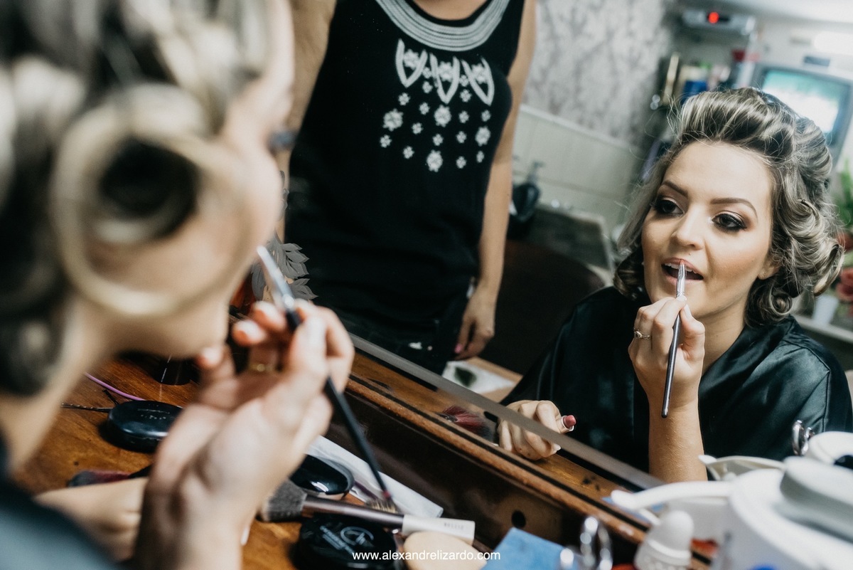 noiva passando batom