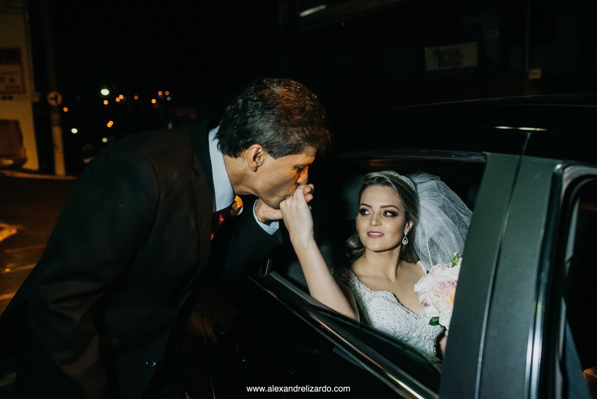 pai tirando a noiva no carro