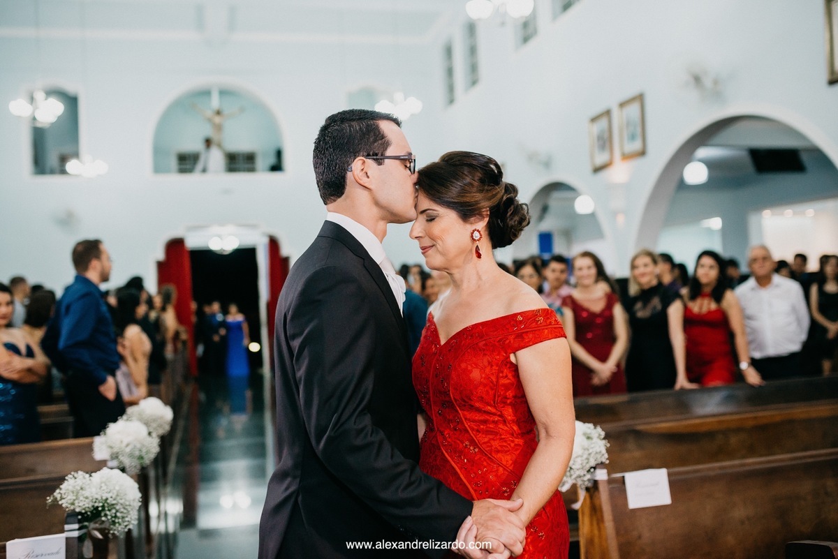 entrada do noivo na ireja em Brumadinho