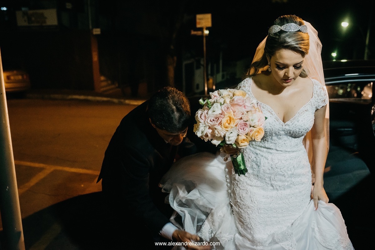 pai da noiva arrumando o vesitdo