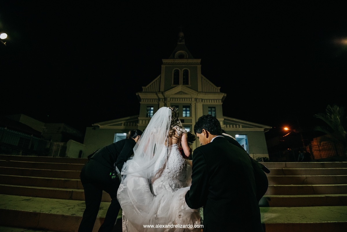 noiva na porta da igreja