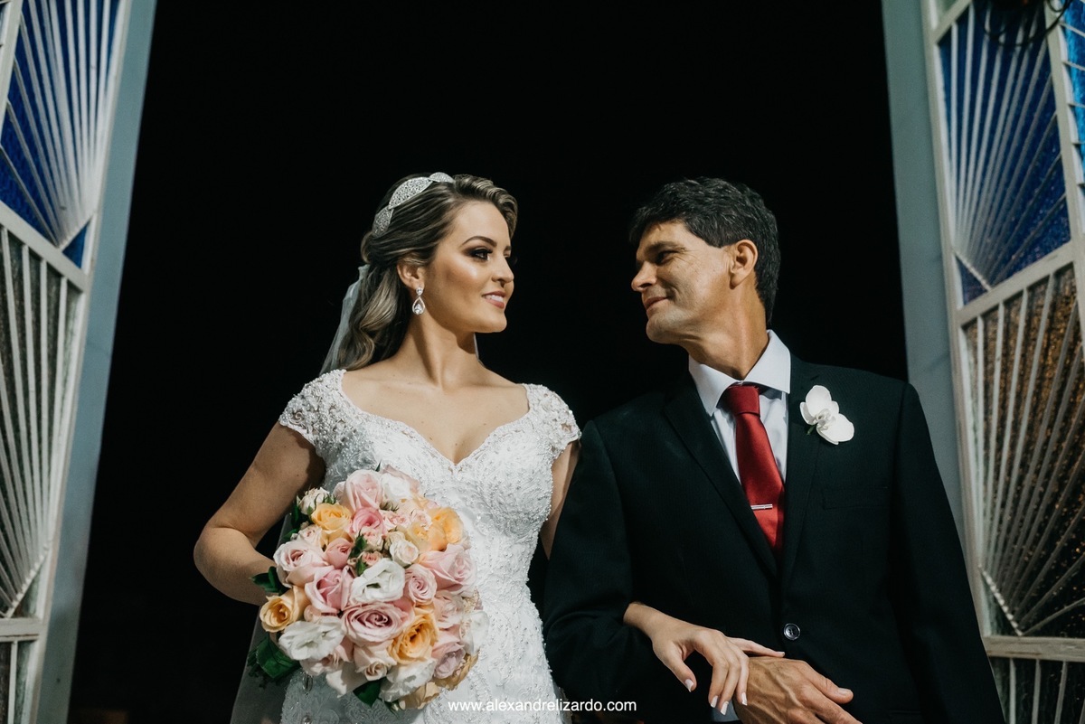 noiva e pai na porta da igreja
