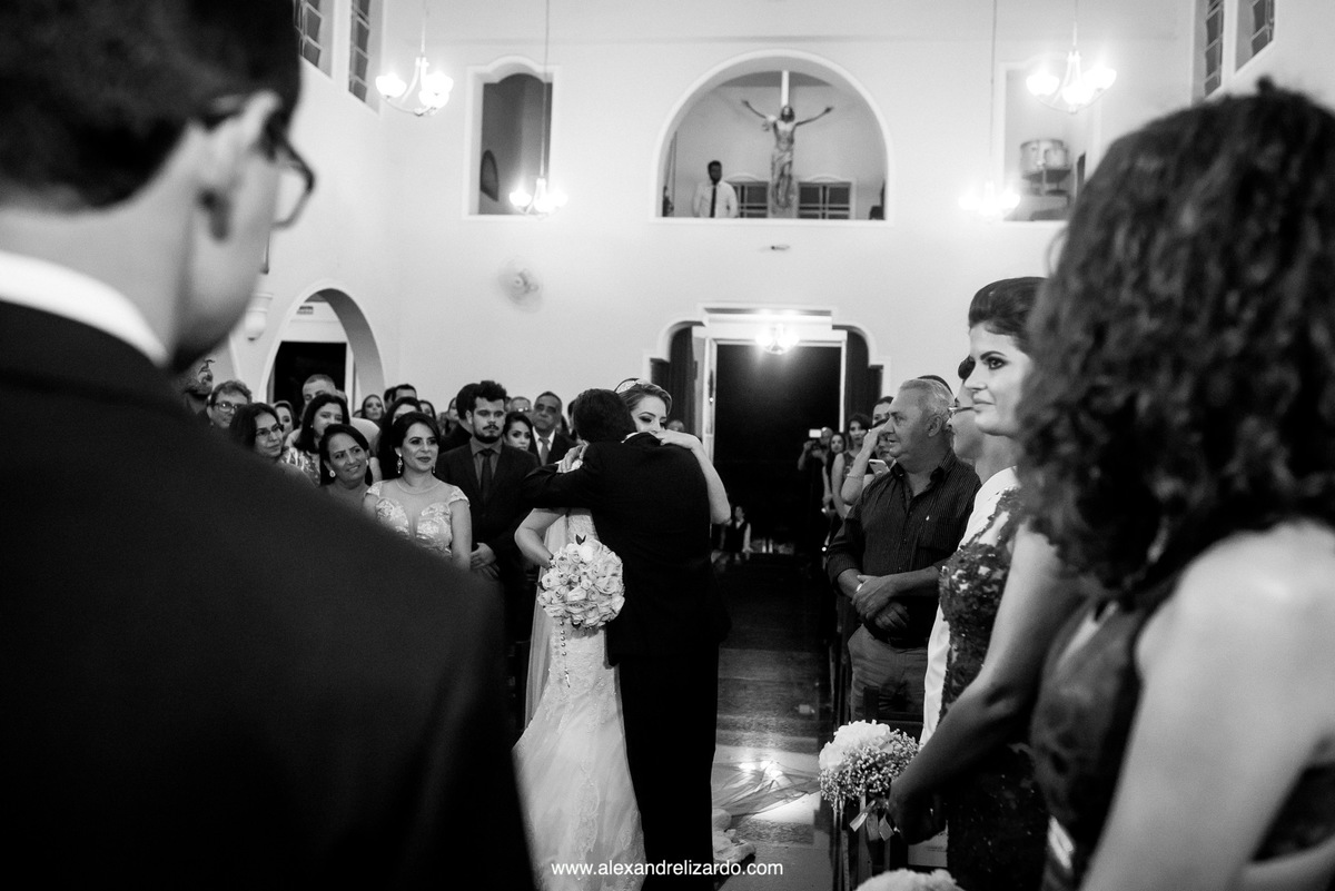 Entrega do pai da noiva para o noivo