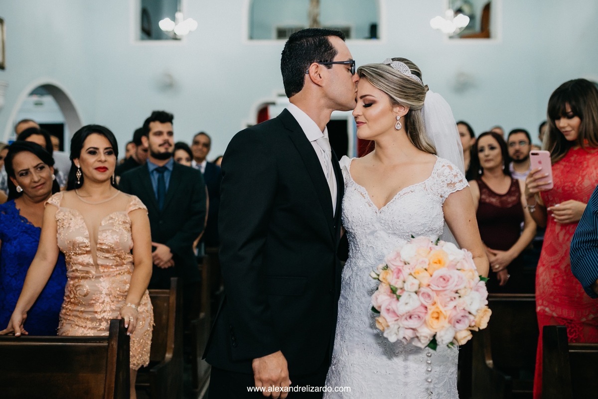 beijo na testea da noiva