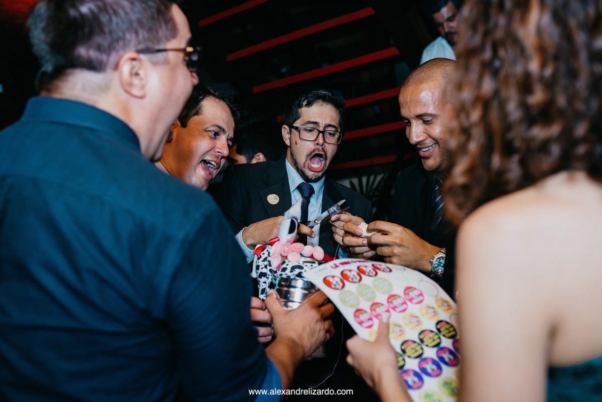 arrecadando dinheiro para os noivos