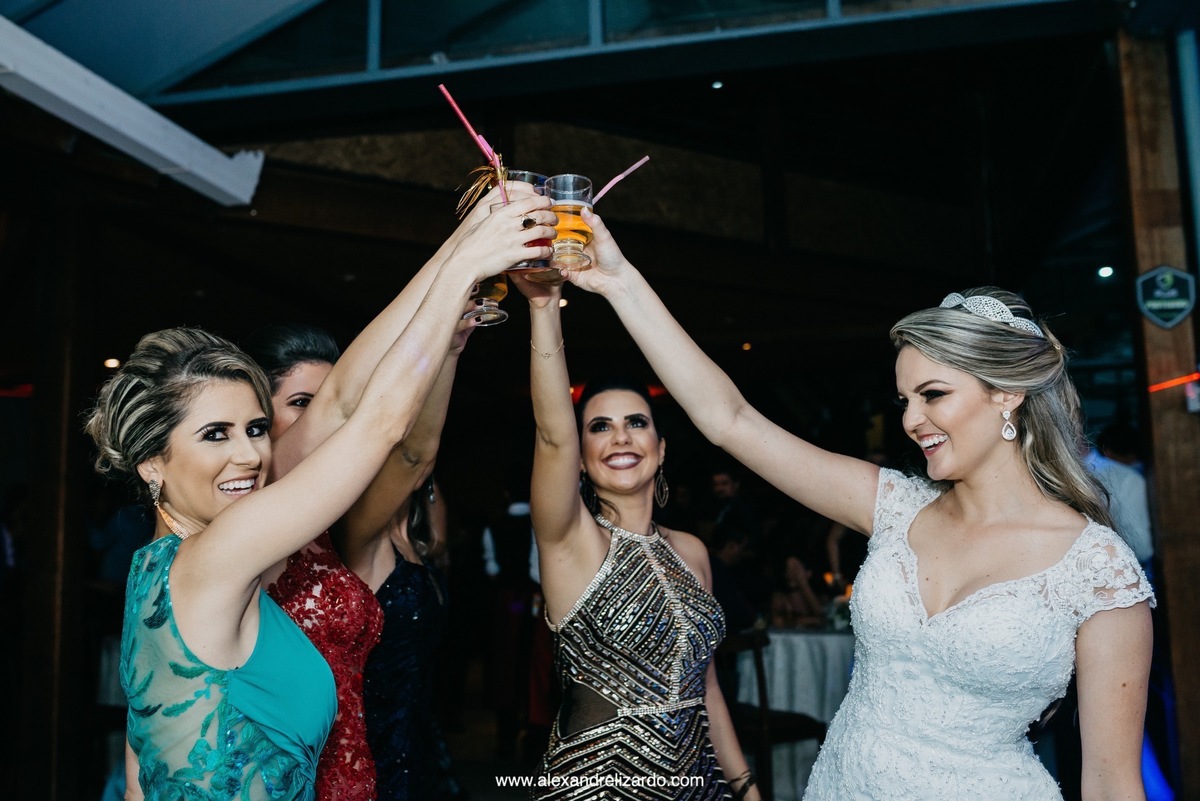 noiva brindando com as amigas