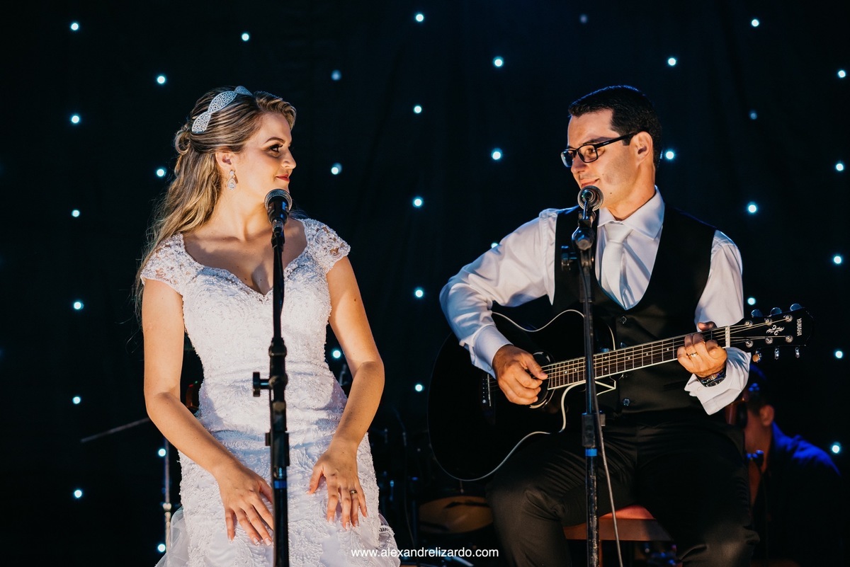 noivos cantando na festa