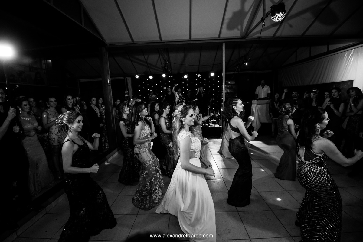 dança maluca da noiva com as madrinhas