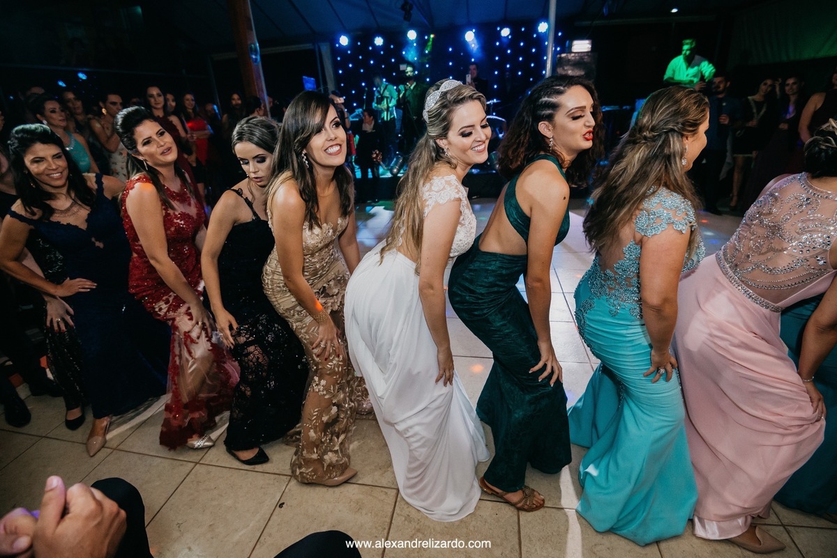 noiva e madrinhas dançando