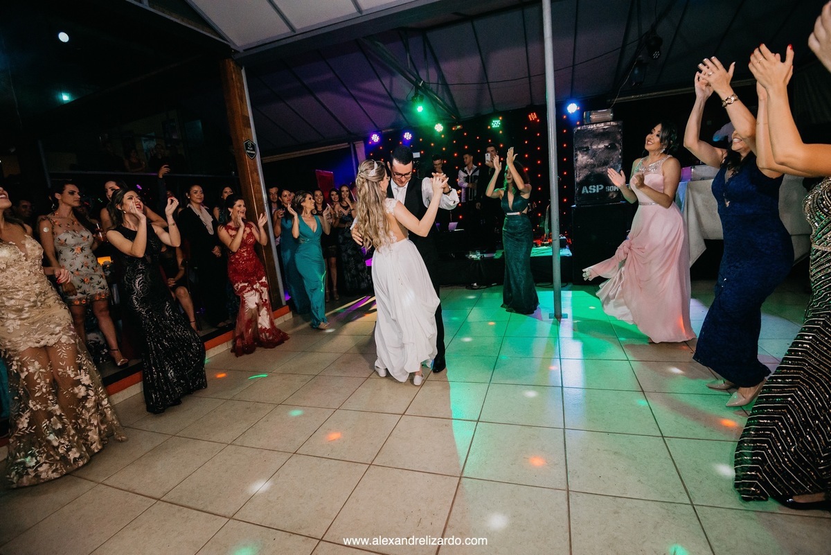 noivos dançando