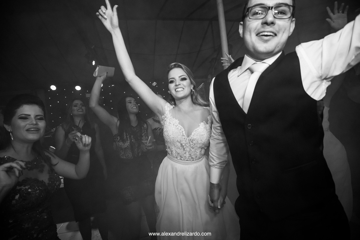 noivos felizes na festa do casamento