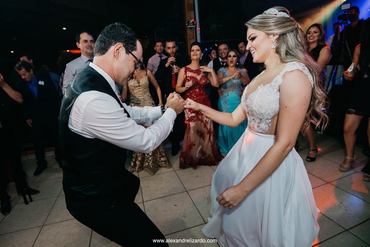 festa casamento com os noivos dançando