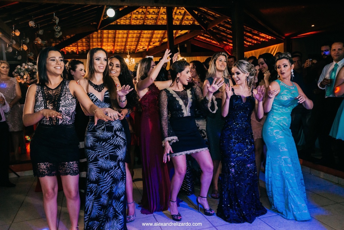 madrinhas pegando buque