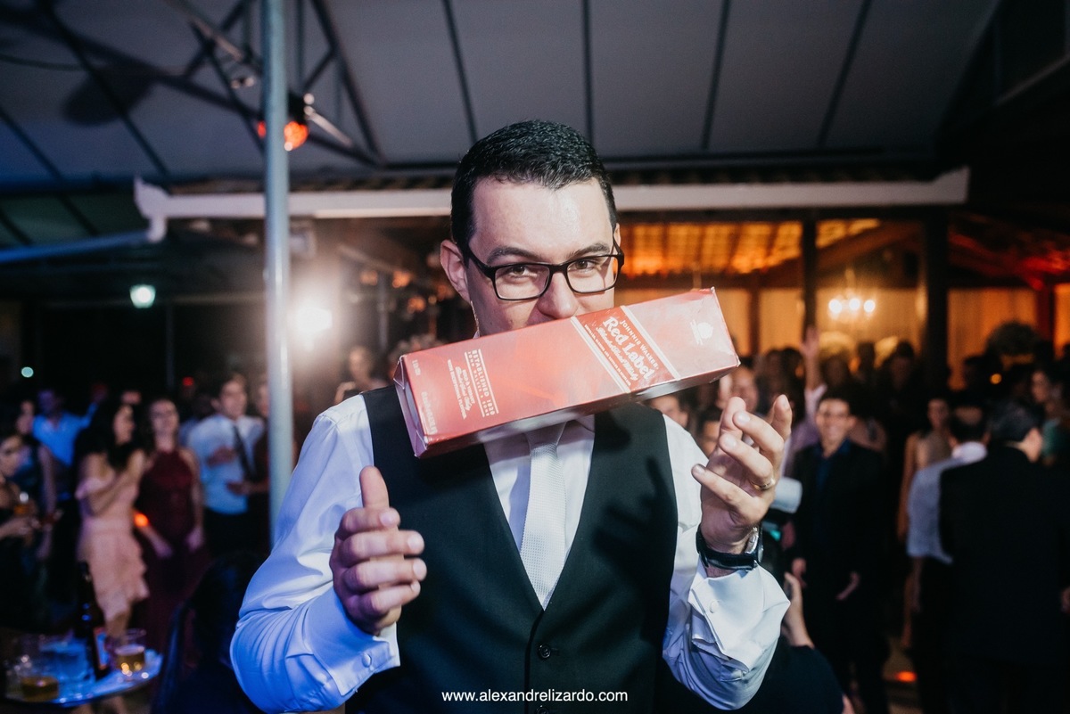 noivo jogando caixa de whiske