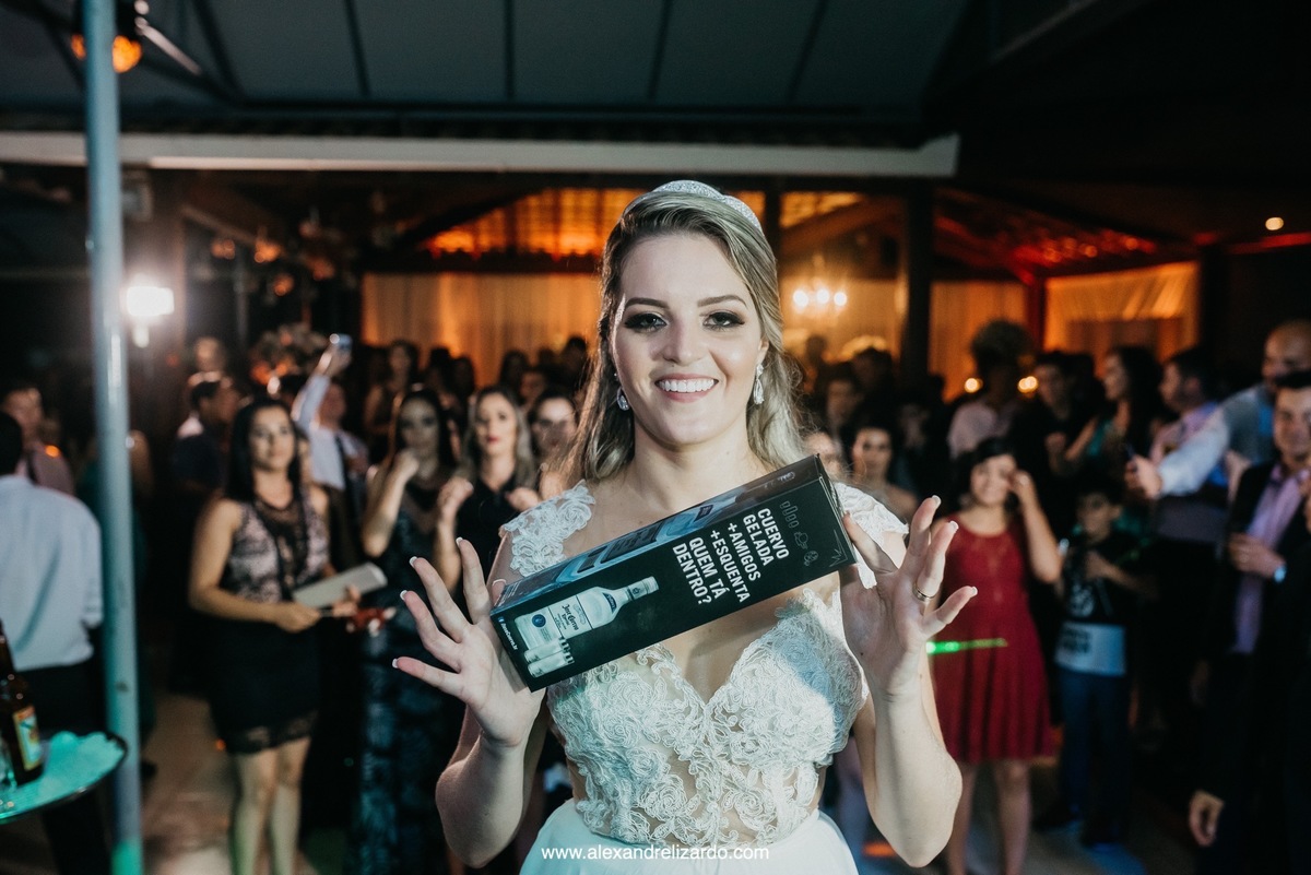 noiva jogando caixa de whiske