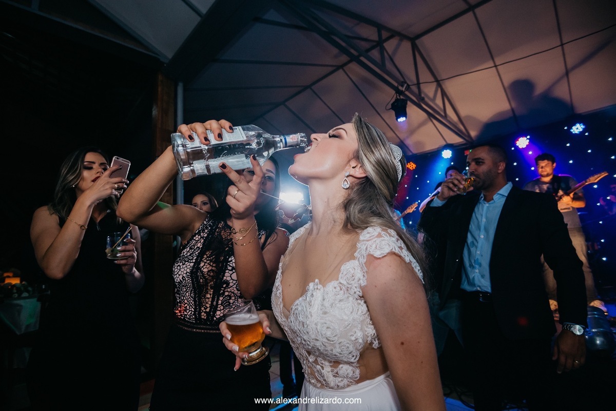 noiva bebendo