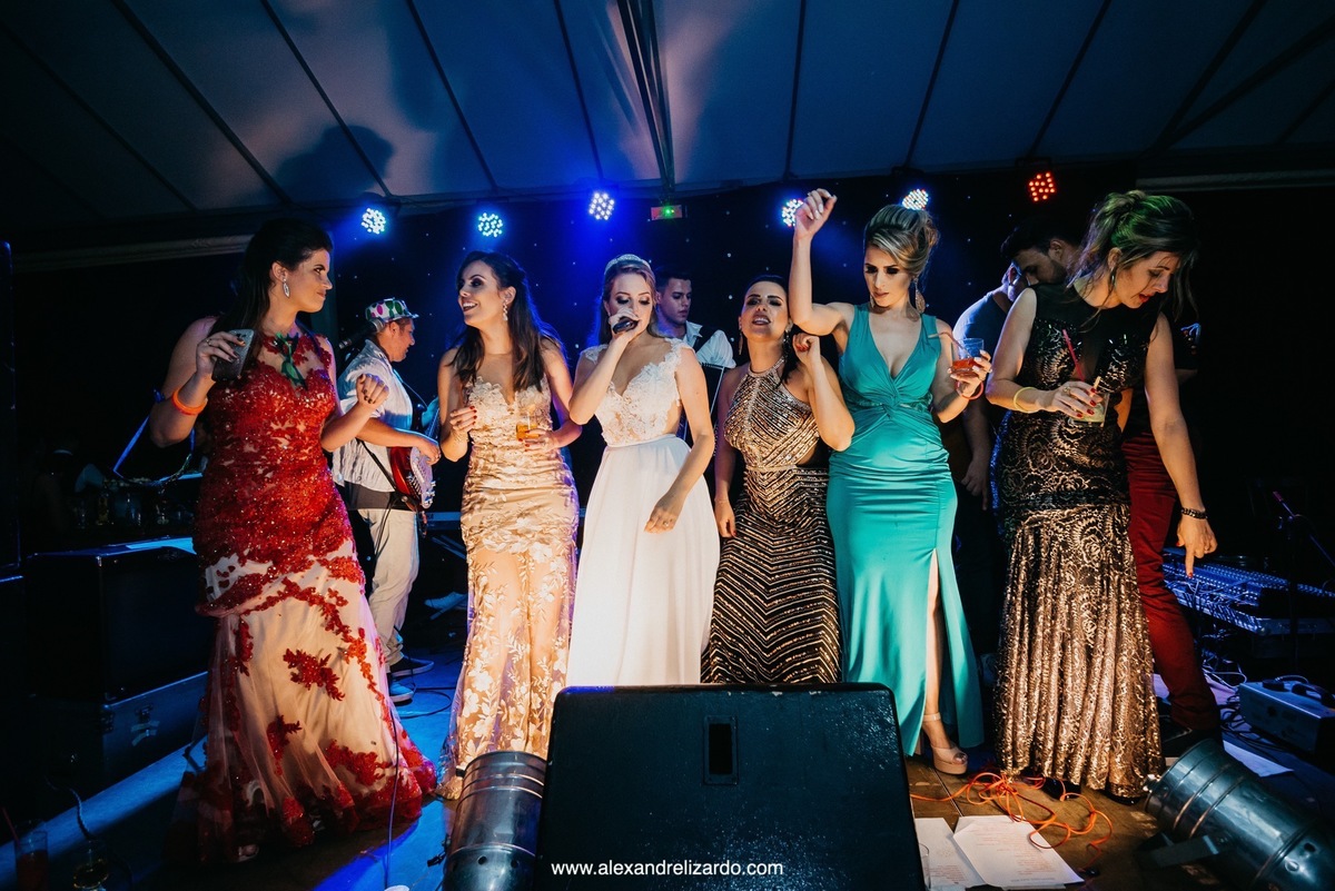 noiva dançando com as amigas