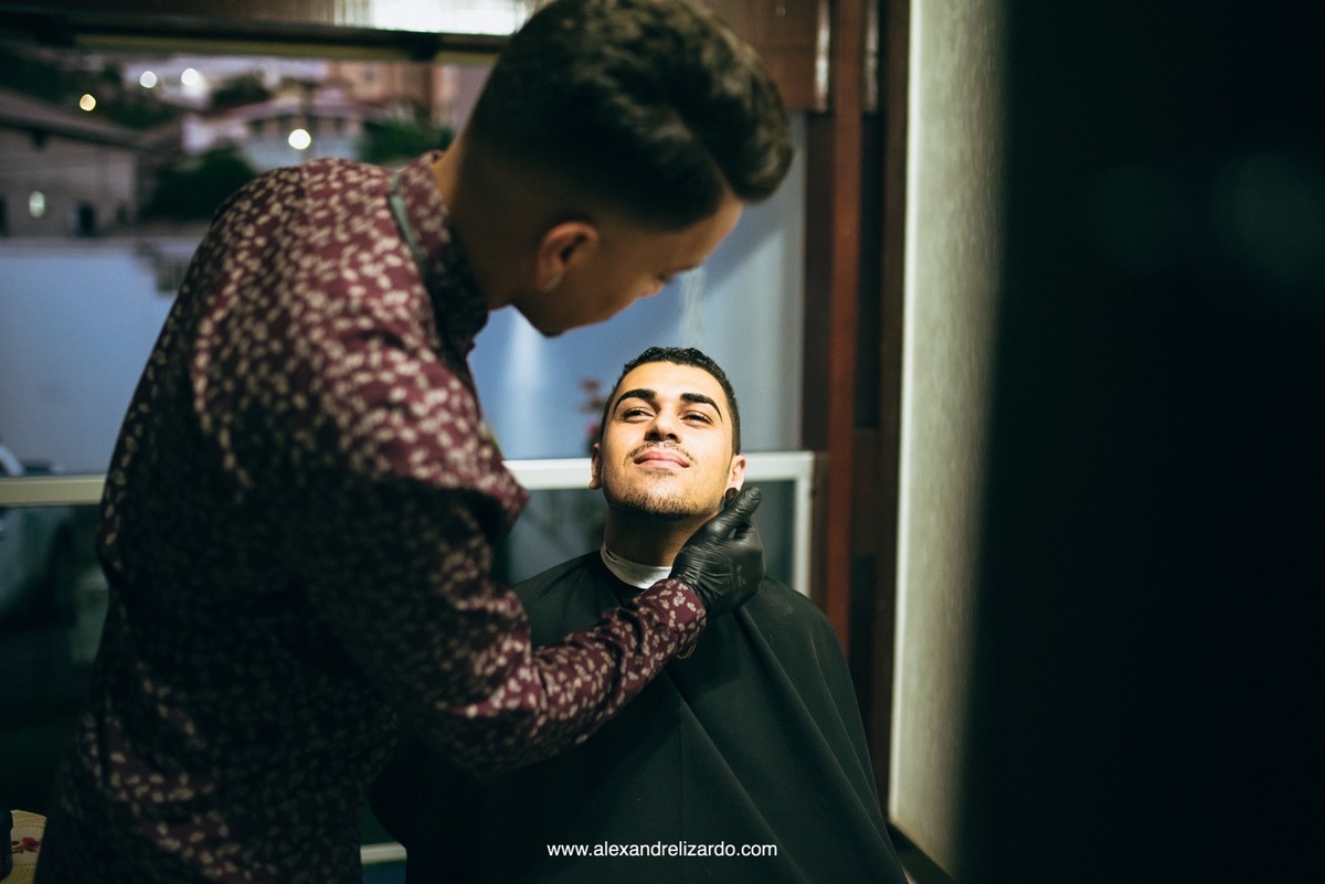 fazendo a barba do noivo