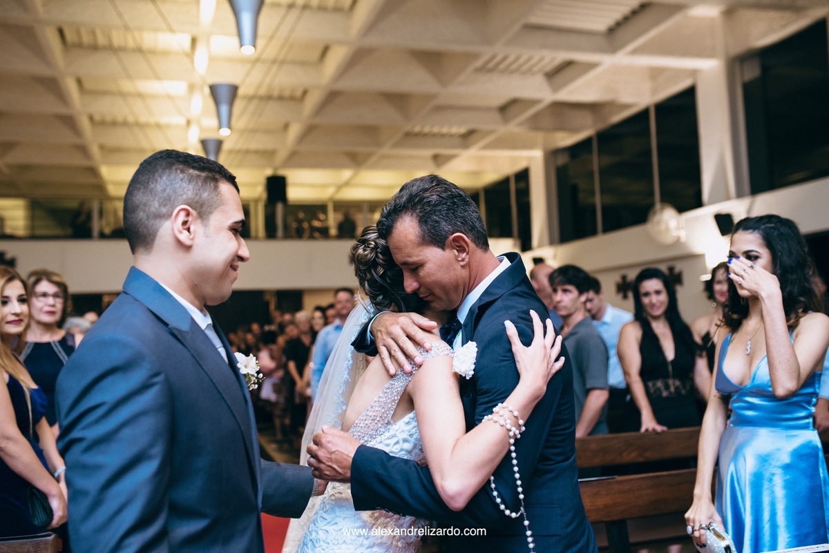 pai do noivo no corredo